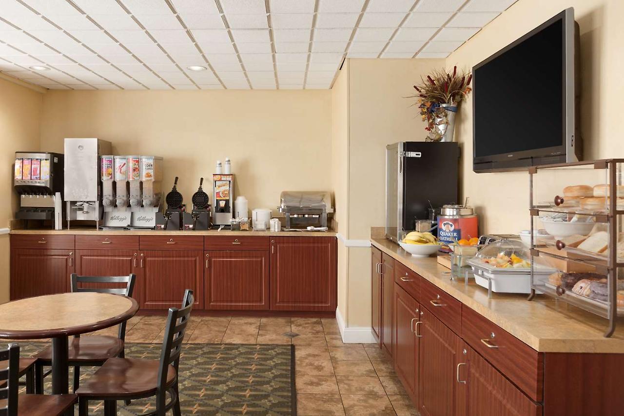 Country & By Radisson, South I-95 , Va 3* Fredericksburg