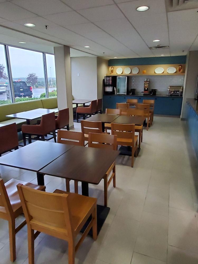 Hotel Country & By Radisson, South I-95 , Va 3*