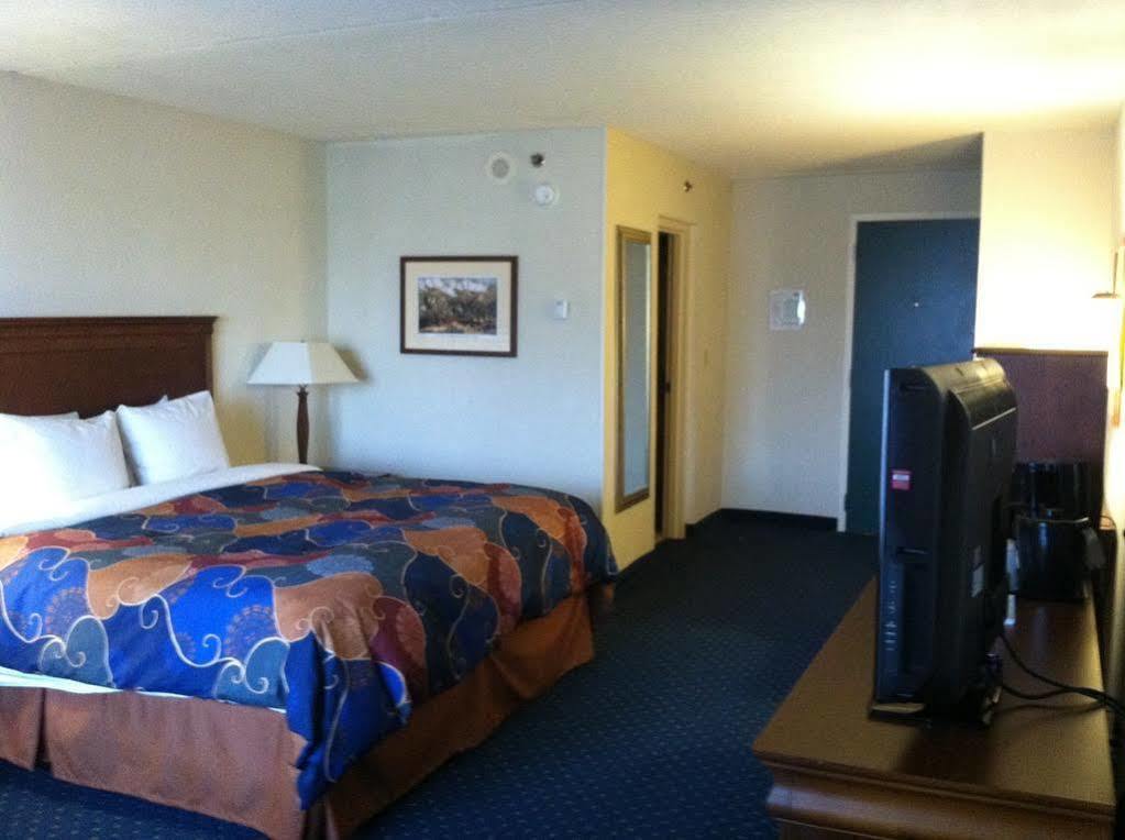 Country & By Radisson, South I-95 , Va